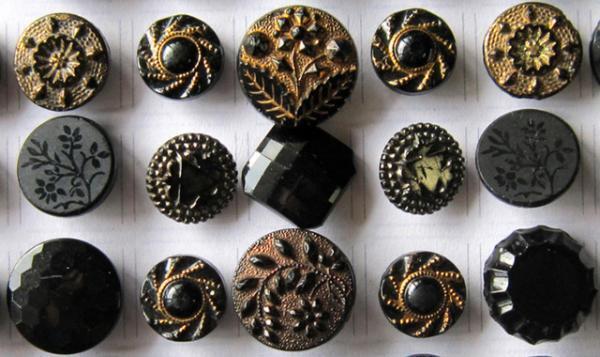 ボタンは小さな芸術作品。西洋アンティークボタンのコレクション展が神戸で開催