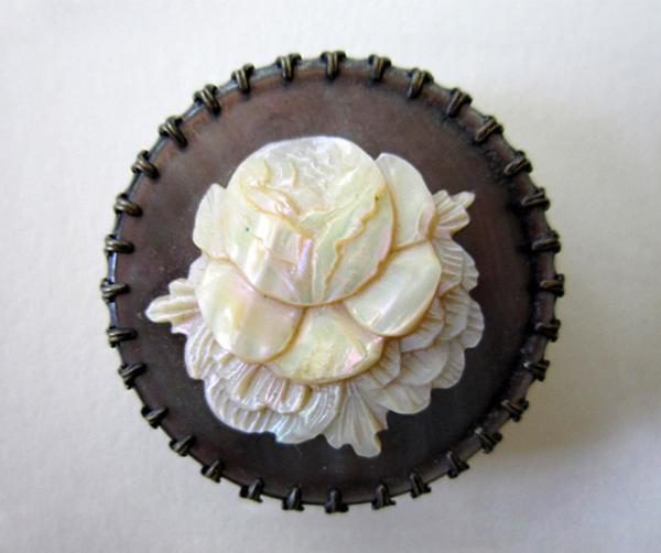 ボタンは小さな芸術作品。西洋アンティークボタンのコレクション展が神戸で開催