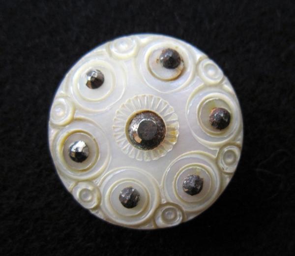 ボタンは小さな芸術作品。西洋アンティークボタンのコレクション展が神戸で開催