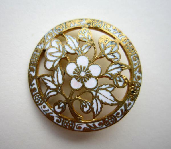 ボタンは小さな芸術作品。西洋アンティークボタンのコレクション展が神戸で開催