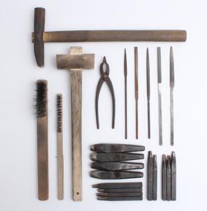 表参道のパスザバトンで、humの職人が一人前になる訓練の過程で生まれた“半人前”ジュエリーを展示販売