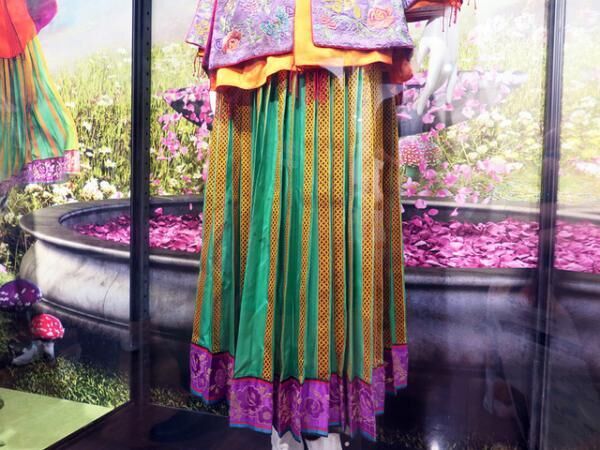 アリス イン ワンダーランド 衣装が日本初上陸 ジョニー デップ着用マッドハッターなど銀座三越 にて展示 16年6月16日 ウーマンエキサイト 2 3