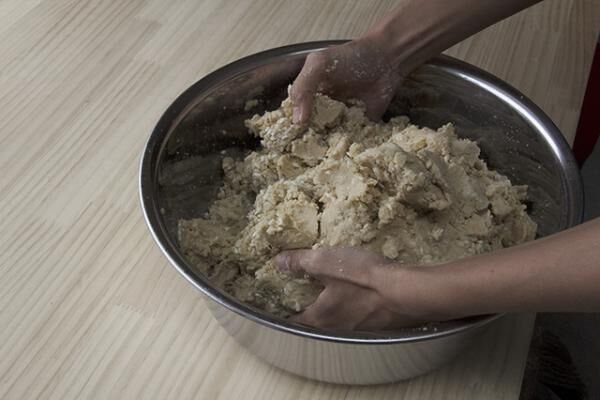 【手前味噌作り3】丁寧に塩と麹、茹でた大豆をコネコネ