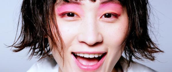 シュウ ウエムラが東京の街の色を100色アイシャドーに！コムアイとコラボしたアートな体験企画も