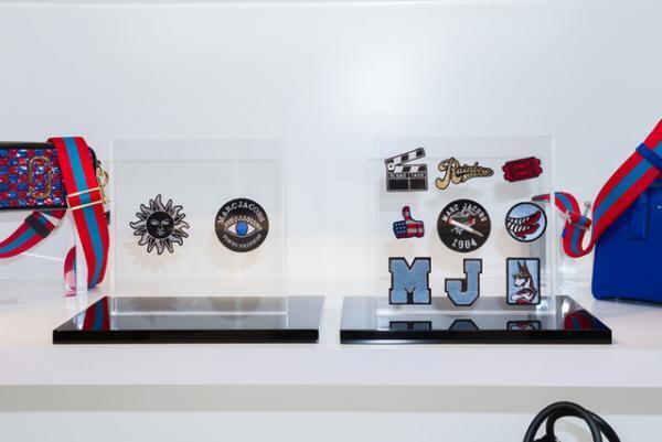 マークジェイコブスのバッグを自分流にカスタマイズ！千原徹也と秋元梢デザインの限定ワッペンも