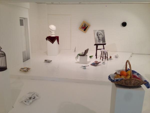 ギャグ漫画で知られるしりあがり寿が美術館で初個展。ジオラマ、日用品などあらゆるものが“回転”するインスタレーションを発表