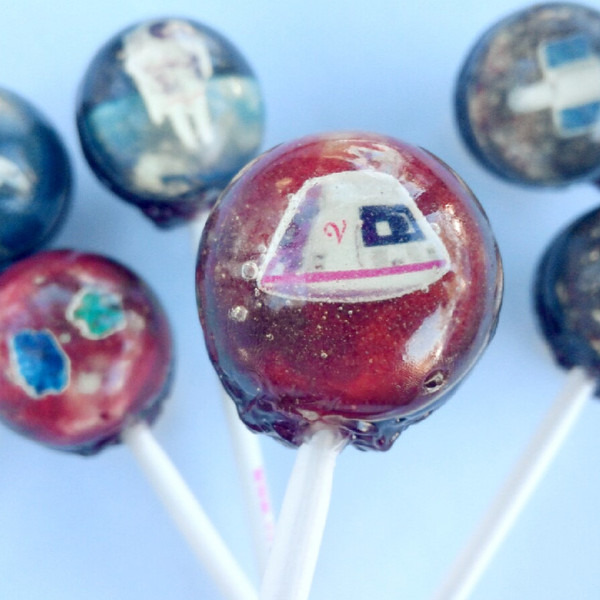 口の中に広がる小宇宙！惑星や銀河を閉じ込めた“プラネットロリポップキャンディ”