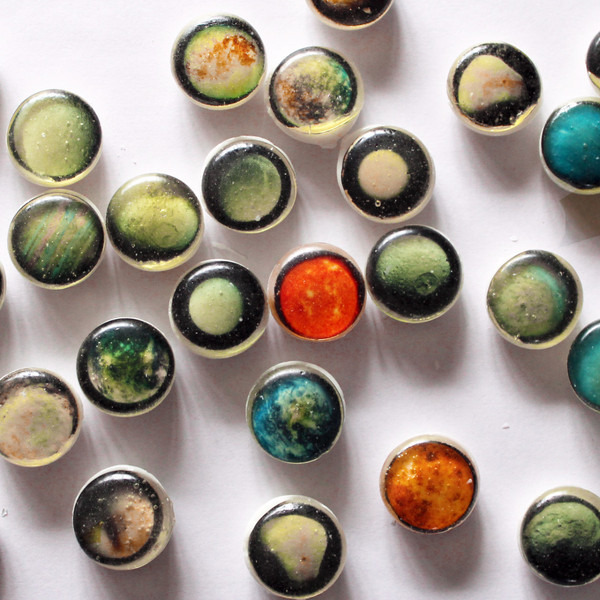 口の中に広がる小宇宙！惑星や銀河を閉じ込めた“プラネットロリポップキャンディ”