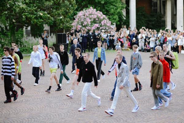 ピッティウオモ×ゴーシャ・ラブチンスキー＝伊スポーツブランドロゴ【17SSメンズ】