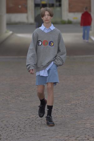 ピッティウオモ×ゴーシャ・ラブチンスキー＝伊スポーツブランドロゴ【17SSメンズ】