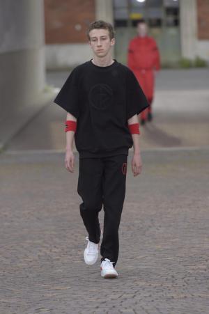 ピッティウオモ×ゴーシャ・ラブチンスキー＝伊スポーツブランドロゴ【17SSメンズ】