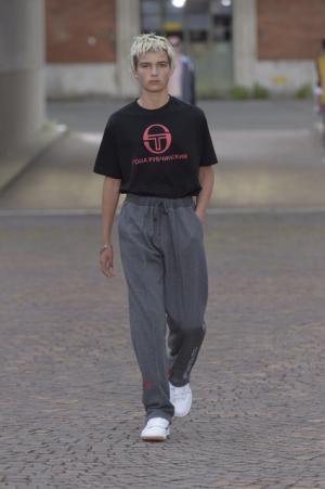 ピッティウオモ×ゴーシャ・ラブチンスキー＝伊スポーツブランドロゴ【17SSメンズ】