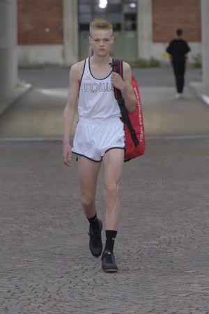 ピッティウオモ×ゴーシャ・ラブチンスキー＝伊スポーツブランドロゴ【17SSメンズ】