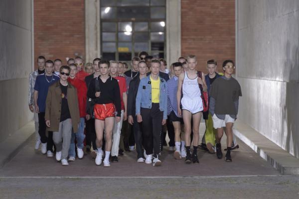 ピッティウオモ×ゴーシャ・ラブチンスキー＝伊スポーツブランドロゴ【17SSメンズ】