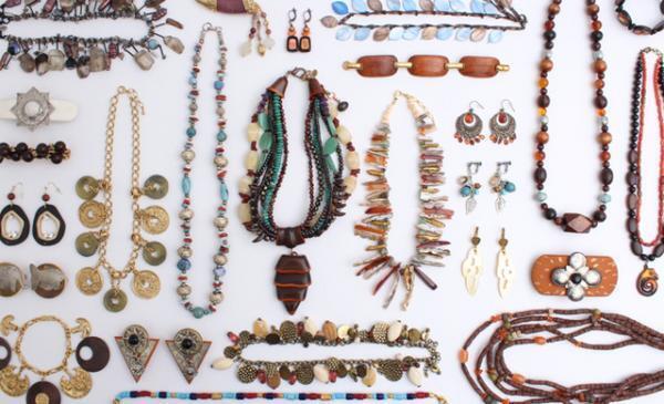 “アクセサリーミュージアム”倉庫に眠っていた一点物アクセサリーが表参道のパスザバトンに大集合