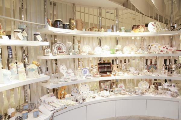 新宿伊勢丹に“アリスの世界”現る。ティーカップやチェア、指時計、限定ハットやドレスも登場