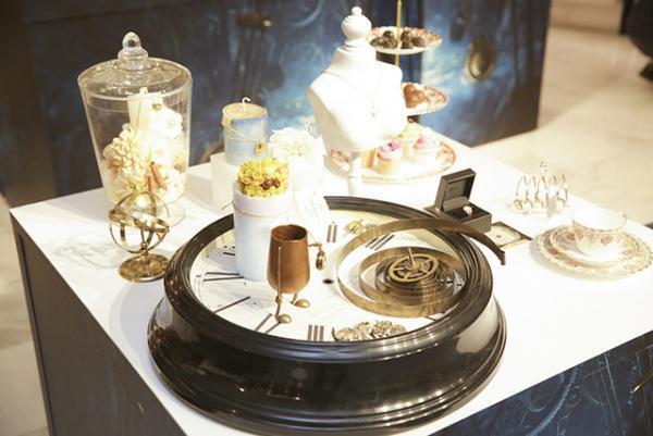 新宿伊勢丹に“アリスの世界”現る。ティーカップやチェア、指時計、限定ハットやドレスも登場