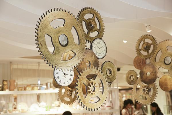 新宿伊勢丹に“アリスの世界”現る。ティーカップやチェア、指時計、限定ハットやドレスも登場