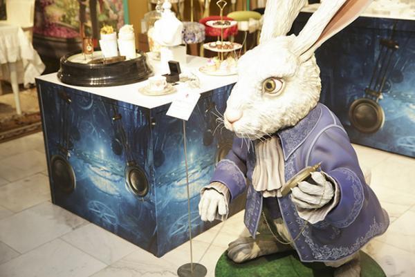 新宿伊勢丹に“アリスの世界”現る。ティーカップやチェア、指時計、限定ハットやドレスも登場