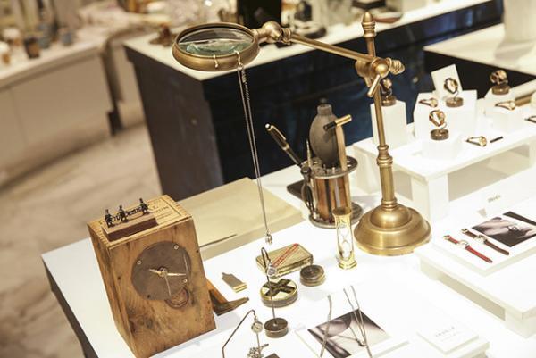 新宿伊勢丹に“アリスの世界”現る。ティーカップやチェア、指時計、限定ハットやドレスも登場