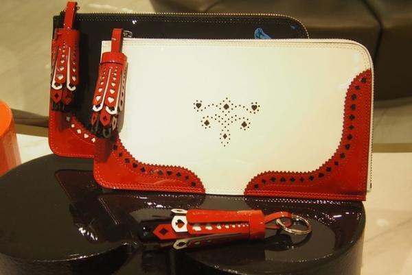 新宿伊勢丹に“アリスの世界”現る。ティーカップやチェア、指時計、限定ハットやドレスも登場