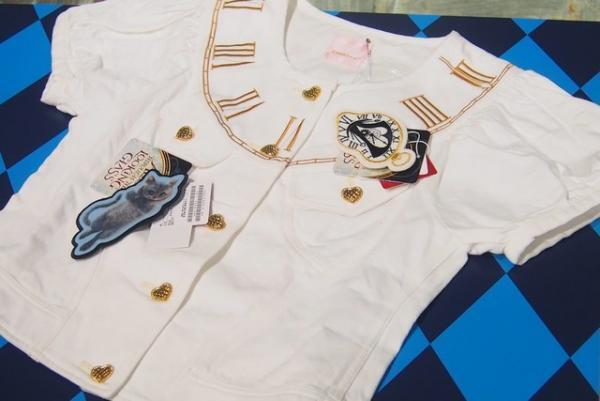 新宿伊勢丹に“アリスの世界”現る。ティーカップやチェア、指時計、限定ハットやドレスも登場