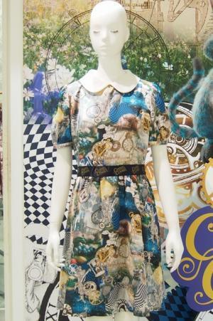 新宿伊勢丹に“アリスの世界”現る。ティーカップやチェア、指時計、限定ハットやドレスも登場