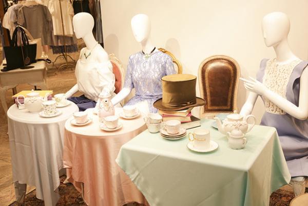 新宿伊勢丹に“アリスの世界”現る。ティーカップやチェア、指時計、限定ハットやドレスも登場