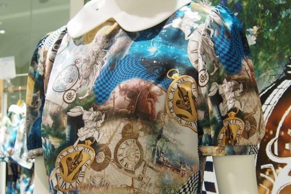 新宿伊勢丹に“アリスの世界”現る。ティーカップやチェア、指時計、限定ハットやドレスも登場