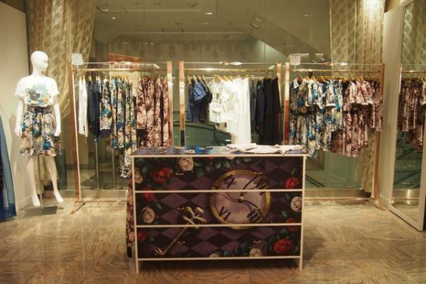 新宿伊勢丹に“アリスの世界”現る。ティーカップやチェア、指時計、限定ハットやドレスも登場