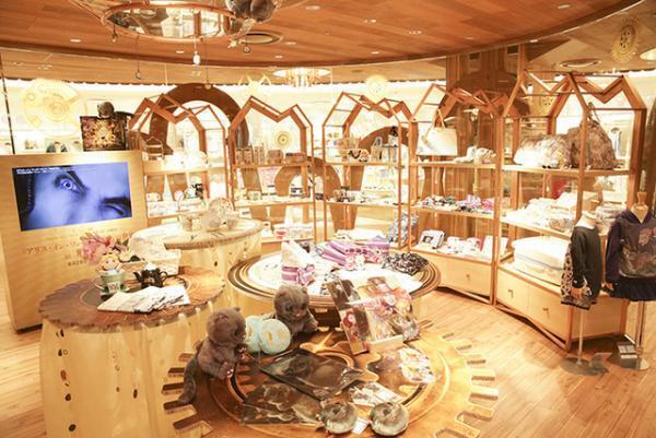 新宿伊勢丹に“アリスの世界”現る。ティーカップやチェア、指時計、限定ハットやドレスも登場