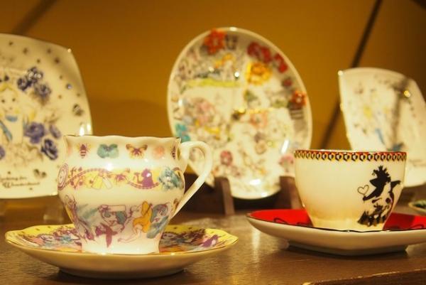 新宿伊勢丹に“アリスの世界”現る。ティーカップやチェア、指時計、限定ハットやドレスも登場