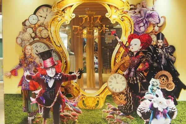 新宿伊勢丹に“アリスの世界”現る。ティーカップやチェア、指時計、限定ハットやドレスも登場