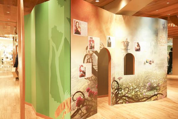 新宿伊勢丹に“アリスの世界”現る。ティーカップやチェア、指時計、限定ハットやドレスも登場