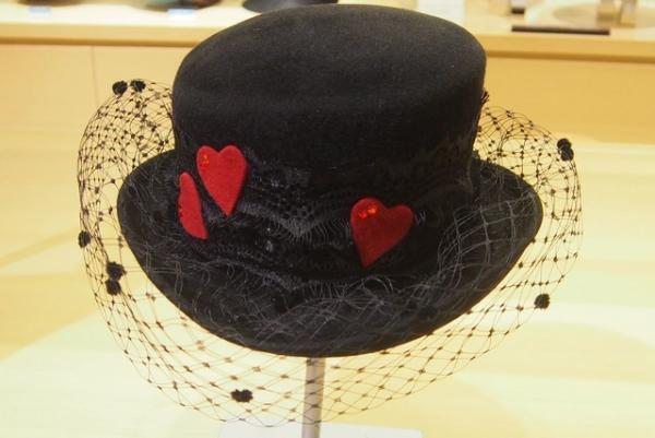 新宿伊勢丹に“アリスの世界”現る。ティーカップやチェア、指時計、限定ハットやドレスも登場