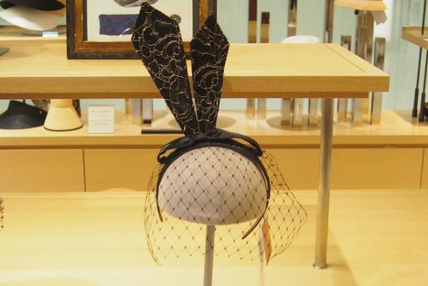 新宿伊勢丹に“アリスの世界”現る。ティーカップやチェア、指時計、限定ハットやドレスも登場