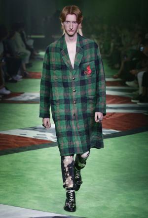 “旅”を通じ進化するグッチ、舵をとるのはドナルドダック!?【17SSメンズ】