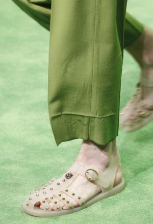 “旅”を通じ進化するグッチ、舵をとるのはドナルドダック!?【17SSメンズ】