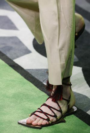 “旅”を通じ進化するグッチ、舵をとるのはドナルドダック!?【17SSメンズ】