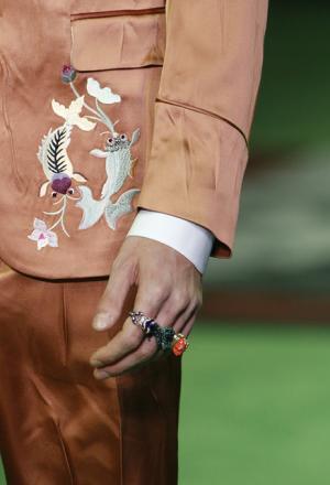 “旅”を通じ進化するグッチ、舵をとるのはドナルドダック!?【17SSメンズ】