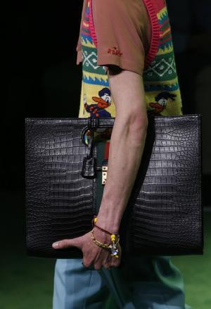 “旅”を通じ進化するグッチ、舵をとるのはドナルドダック!?【17SSメンズ】