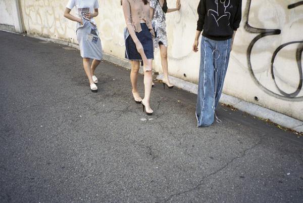 【ファッションの“未来”たちに聞く】服を選ぶのは、皆に平等に与えられる試練だと思う。デザイナー横澤琴葉--1/2