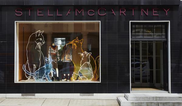 ステラ マッカートニー、猫ネオンのストアウィンドウで動物愛護団体を支援