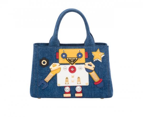 プラダからカラフルなロボットモチーフの新作バッグ&amp;財布が登場