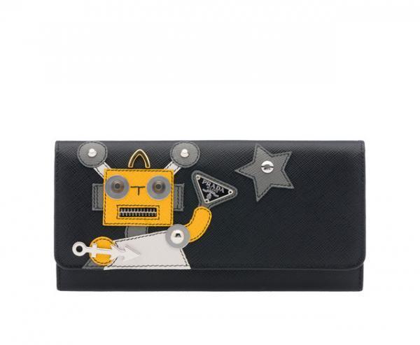 プラダからカラフルなロボットモチーフの新作バッグ&amp;財布が登場