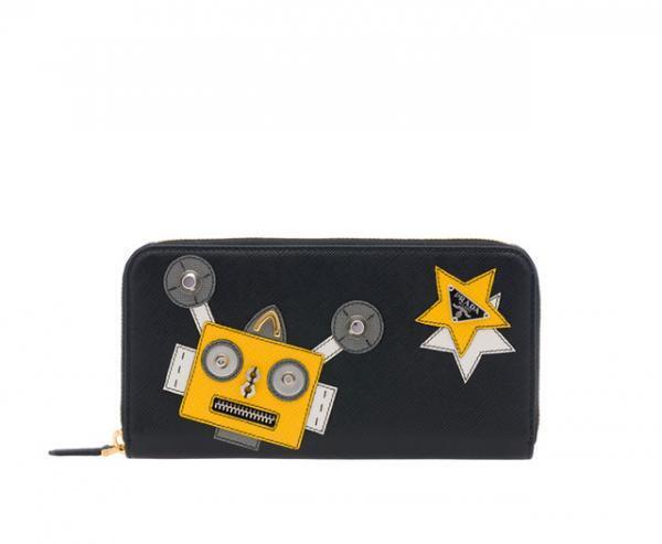 プラダからカラフルなロボットモチーフの新作バッグ&amp;財布が登場