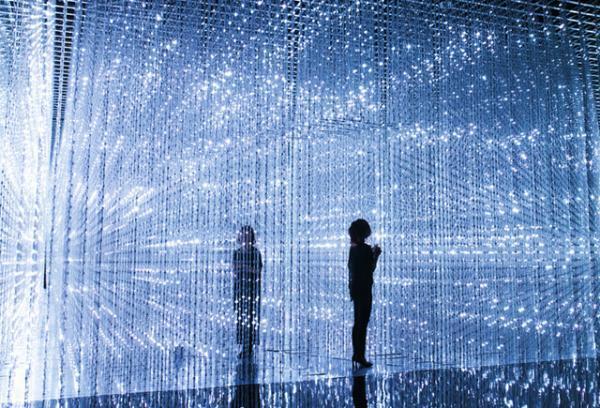 チームラボが過去最大規模のデジタル作品を展示、寝転んで“花の宇宙空間”を体感