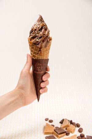 「チョコレートソルトキャラメルソフトクリーム」（税込500円）