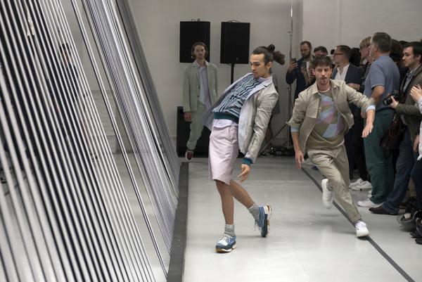 軽やかで伸びやか、空を舞うような自由な意志を持つカルヴェン【17SSメンズ】