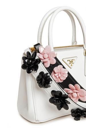 プラダの取り外し可能なバッグストラップでいつものバッグを着せ替え！